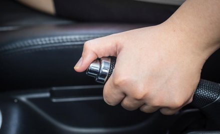 Niezwolnienie hamulca ręcznego przy ruszaniu pod górę - wyrok WSA w Warszawie