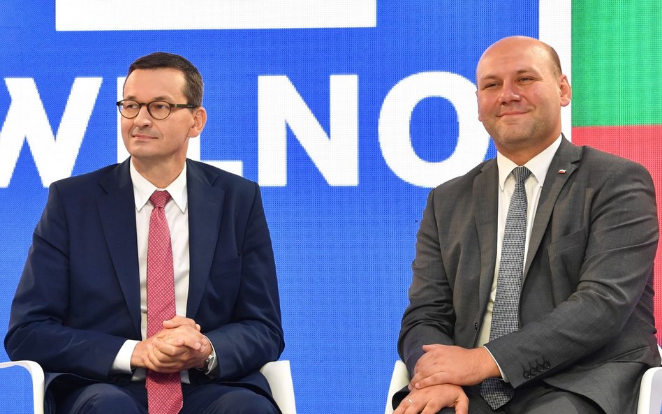 Premier Mateusz Morawiecki i wiceszef MSZ Szymon Szynkowski vel Sęk