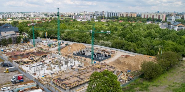 Deweloperzy na huśtawce. Październik gorący w budowie mieszkań