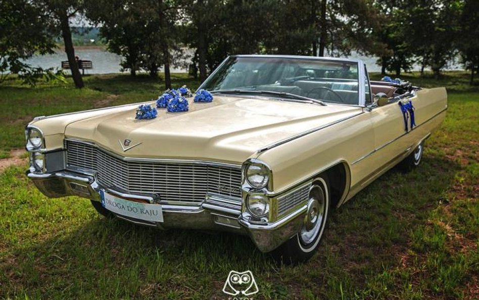 Cadillac de Ville Convertible z Rybnika służył często, jak widać, nowożeńcom.