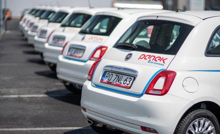 Flota Fiatów 500 dostępna w wynajmie aut na minuty
