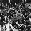 Hitler pozdrawiany przez rozentuzjazmowane tłumy (Berllin, 1 maja 1934 roku)