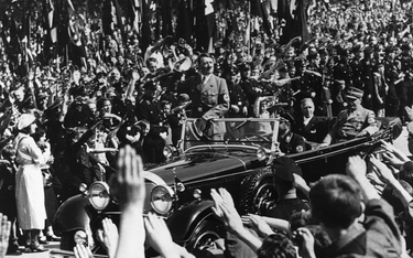 Hitler pozdrawiany przez rozentuzjazmowane tłumy (Berllin, 1 maja 1934 roku)