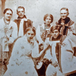 Ludwika z Gąsieniców-Krzysiów i Ignacy Bachleda-Curuś w otoczeniu drużbów. Zdjęcie ślubne, 1920 r.