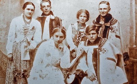 Ludwika z Gąsieniców-Krzysiów i Ignacy Bachleda-Curuś w otoczeniu drużbów. Zdjęcie ślubne, 1920 r.