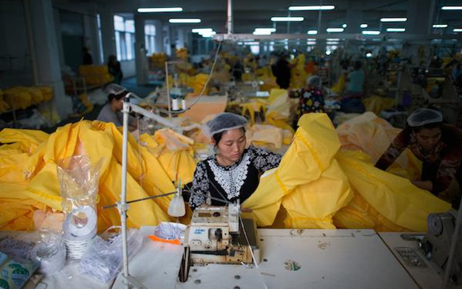 Chiny walczą z ebolą - ruszyła masowa produkcja kombinezonów ochronnych