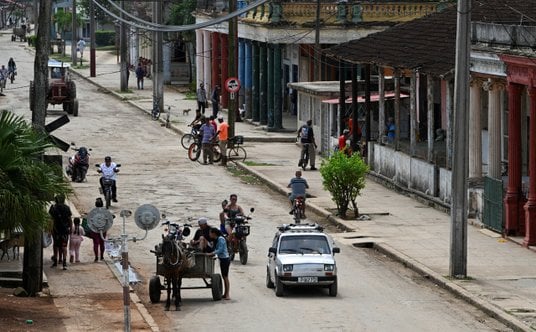 Kubański mechanik Juan Carlos Pino jedzie w mieście Aguacate swoim wyprodukowanym w Polsce w 1980 ro