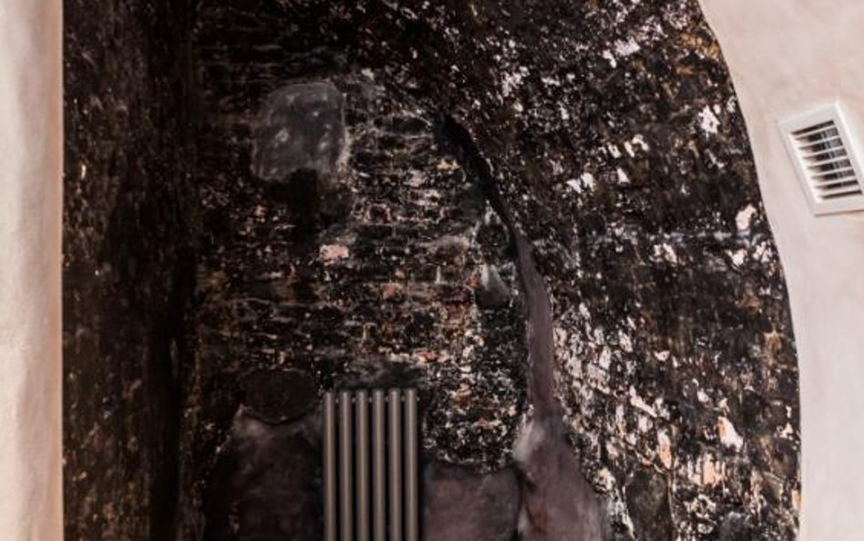 Fragment ściany osmolonej pożarem, do którego doszło podczas Powstania Warszawskiego. Część kamienic