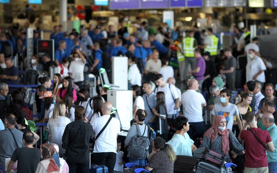 Ochotnicy pomogą opanować chaos na Heathrow. Będą pracować za darmo