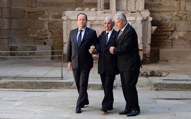 Prezydent Joachim Gauck w towarzystwie Francois Hollande’a oraz mieszkańca Oradour, który przeżył ma