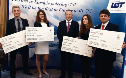 Krzysztof Daniewski, przewodniczący kapituły (w środku), ze zwycięzcami konkursu – (od lewej) Mateus