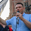Lider Konfederacji Sławomir Mentzen (C) podczas wiecu w ramach cyklu "Wielka Trasa Objazdowa liderów