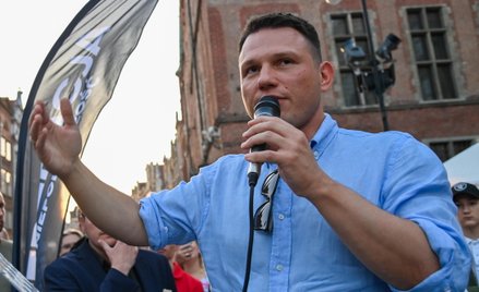 Lider Konfederacji Sławomir Mentzen (C) podczas wiecu w ramach cyklu "Wielka Trasa Objazdowa liderów