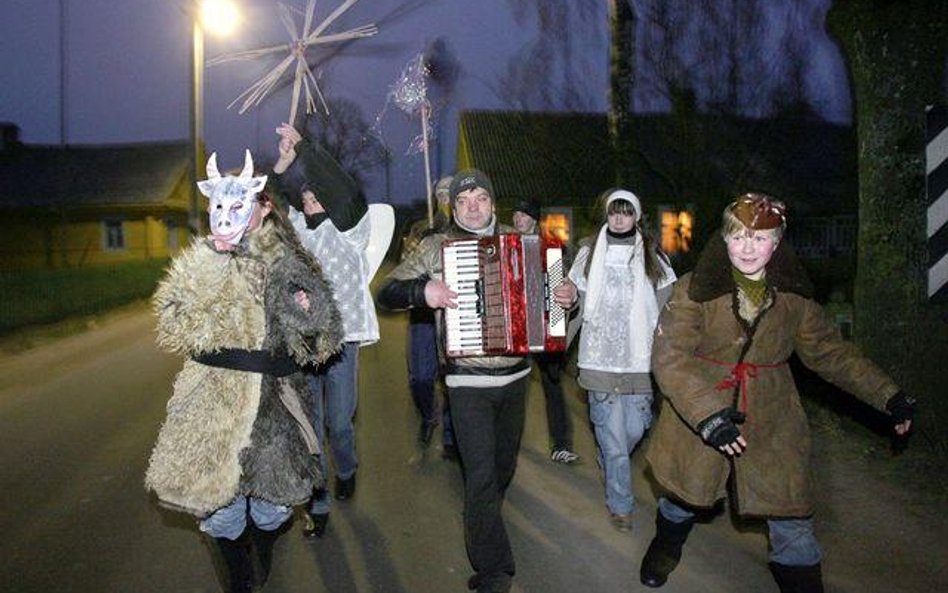 Kolędnicy na wsi 150 km na zachód od Mińska