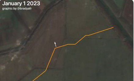 Linia okopów zaznaczona na zdjęciu z satelity