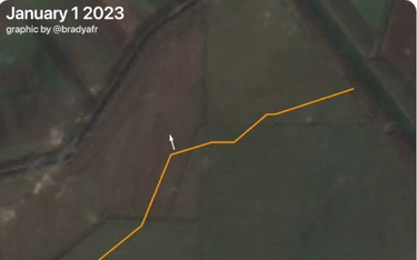 Linia okopów zaznaczona na zdjęciu z satelity