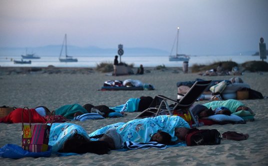 Wschód słońca w obóz na plaży w Bormes-les-Mimosas w południowej Francji, gdzie z powodu pożaru schr