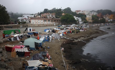 Namioty rozbite na plaży po niedawnej fali migrantów, którzy przedostali się z Maroka do hiszpańskie