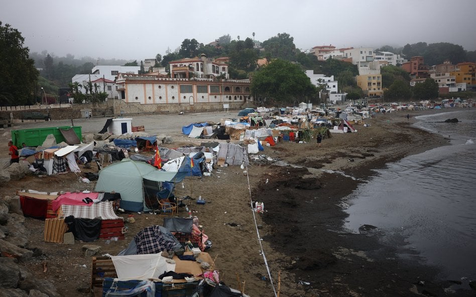 Namioty rozbite na plaży po niedawnej fali migrantów, którzy przedostali się z Maroka do hiszpańskie
