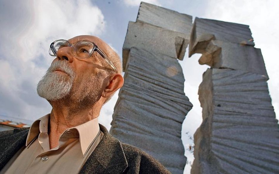 Stanisław Srokowski, autor m.in. „Nienawiści” i „Ukraińskiego kochanka” przed wrocławskim pomnikiem 