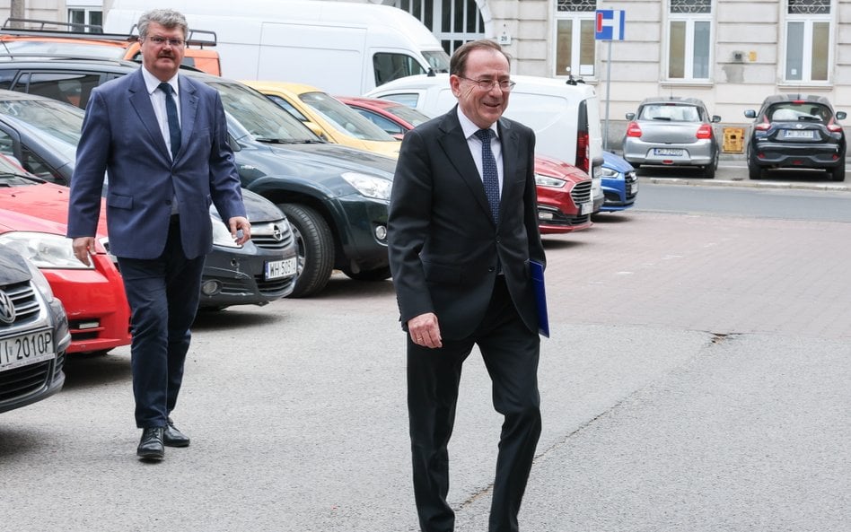 Europosłowie Mariusz Kamiński i Maciej Wąsik przed siedzibą Prokuratury Okręgowej w Warszawie