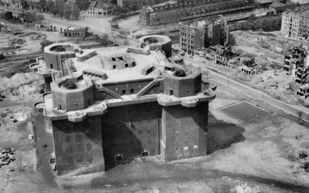 Wieża-bunkier w Hamburgu w kwietniu 1945 roku