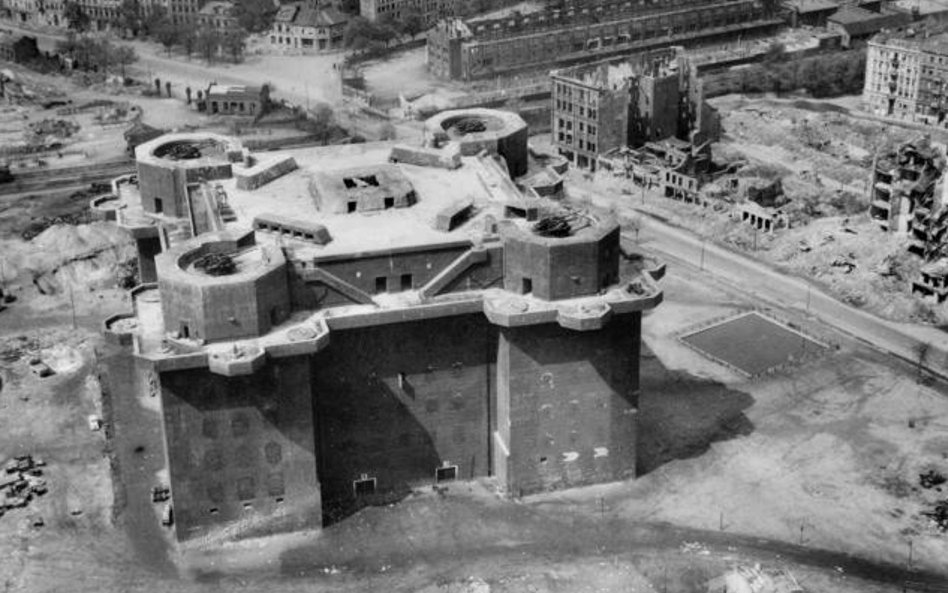 Wieża-bunkier w Hamburgu w kwietniu 1945 roku