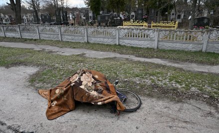 Okryte kocem ciało człowieka, Makarów, fotografia z 4 kwietnia