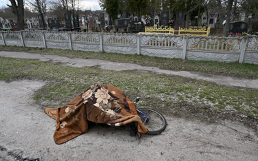 Okryte kocem ciało człowieka, Makarów, fotografia z 4 kwietnia
