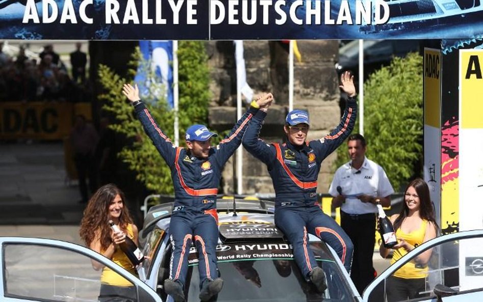 Auta rozbite w niemieckich winnicach. Thierry Neuville wygrał Rajd Niemiec