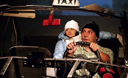 Przez samochód przewija się cała galeria postaci, którym wigilijny wieczór najwyraźniej wzmacnia jes