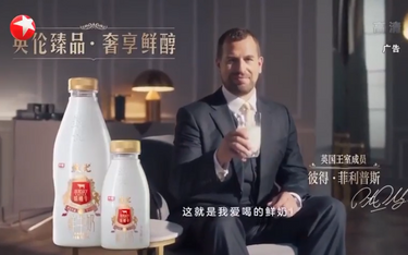 Wnuk królowej Elżbiety II reklamuje w Chinach mleko