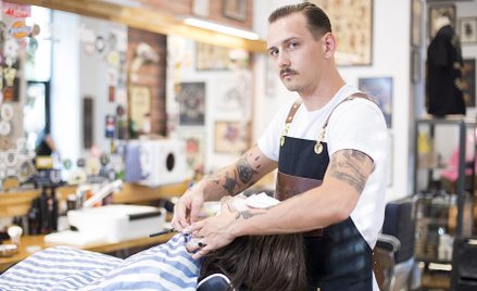 Facet w barber shopie. Brzytwa, broda i męskie gadki