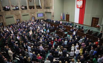Nowy sondaż wyborczy. KO wyraźnie przed PiS, ale prawica rośnie