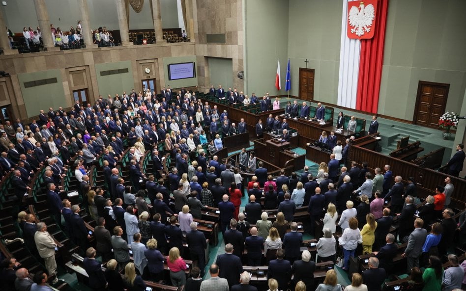 Nowy sondaż wyborczy. KO wyraźnie przed PiS, ale prawica rośnie