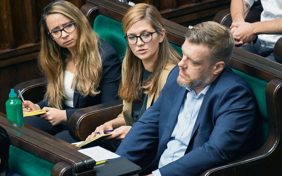 O jakiej Polsce śni Adrian Zandberg? Na zdjęciu w Sejmie z posłankami partii Razem Marceliną Zawiszą