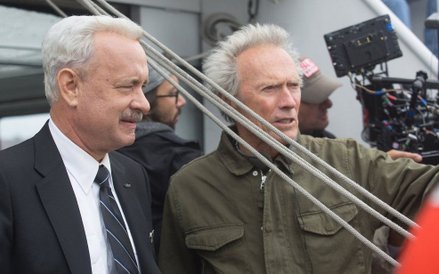 Tom Hanks jako Chesley Sully Sullenberger i reżyser filmu Sully Clint Eastwood