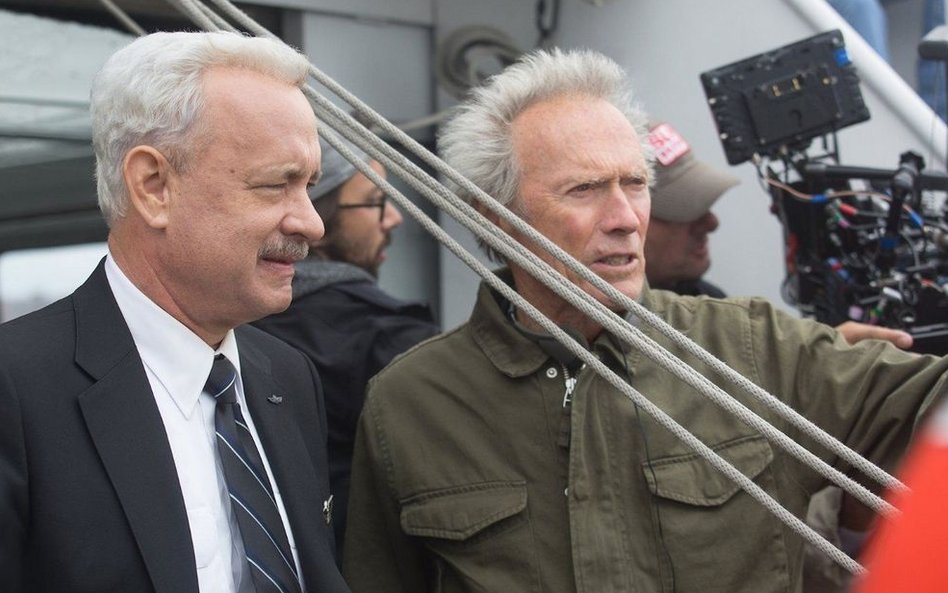 Tom Hanks jako Chesley Sully Sullenberger i reżyser filmu Sully Clint Eastwood