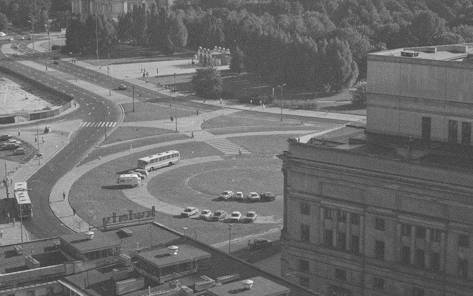 Śródmieście - pl. Zwycięstwa i Grób Nieznanego Żołnierza od strony ul. Moliera. W tle kościół ewange