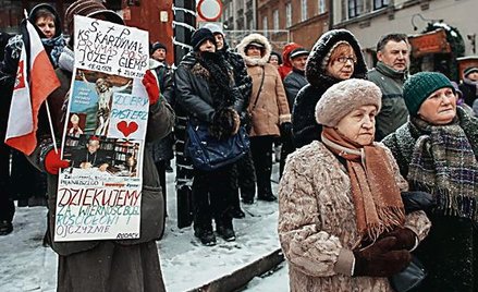 Wierni żegnający kard. Glempa zajęli uliczki Starego Miasta i pl. Zamkowy