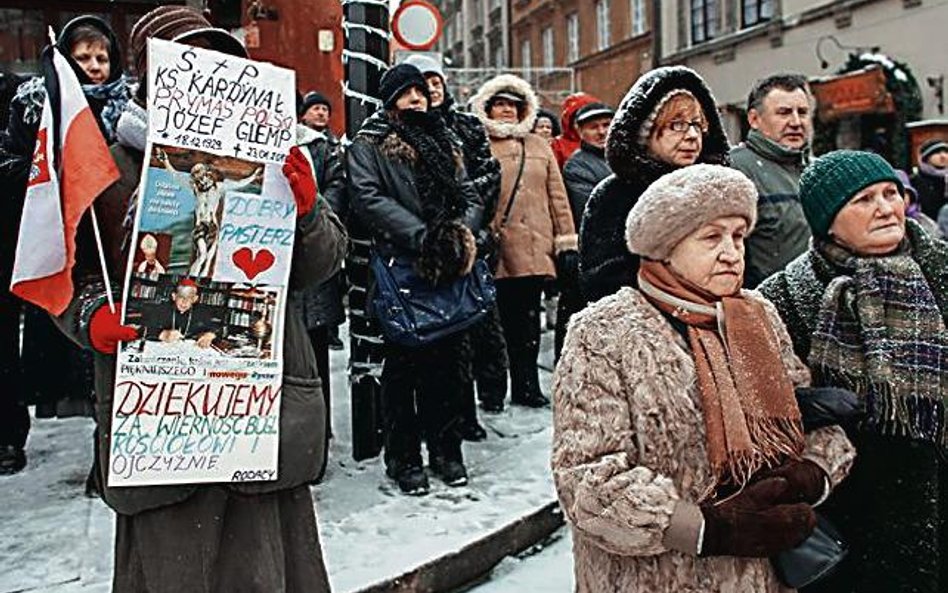 Wierni żegnający kard. Glempa zajęli uliczki Starego Miasta i pl. Zamkowy