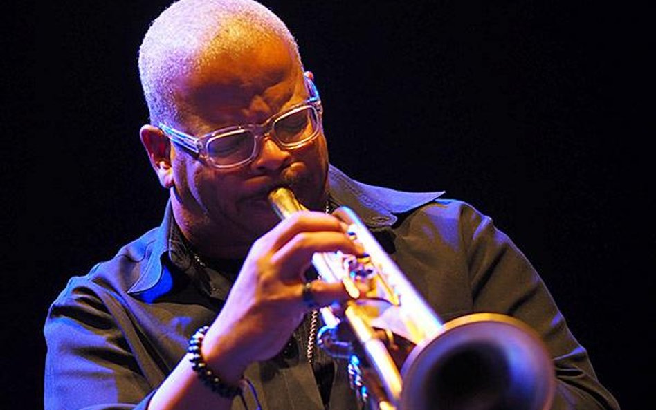 Terence Blanchard jest klasą dla siebie, wybitnym trębaczem, który każdą frazę analizuje, przewiduje