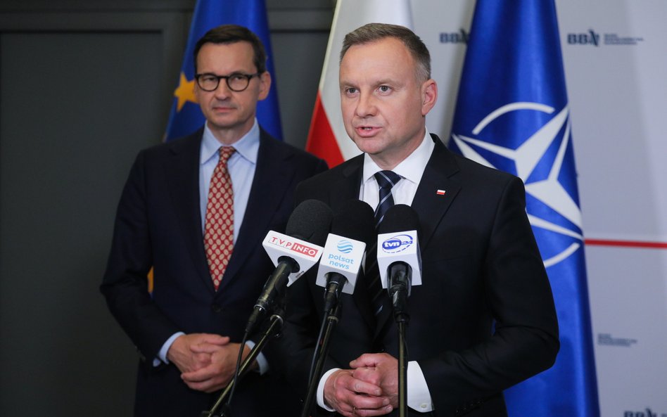 Prezydent RP Andrzej Duda (P) i premier Mateusz Morawiecki (L) podczas konferencji prasowej w siedzi