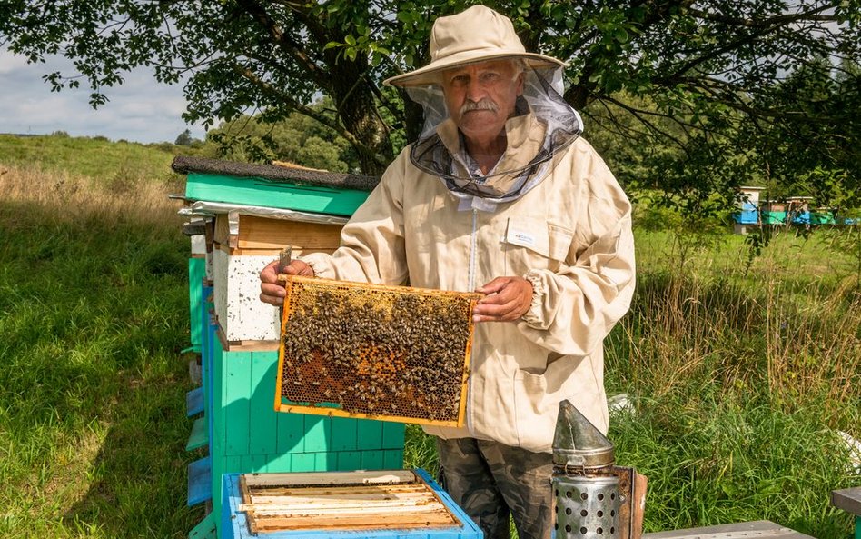 Kazimierz Madzula prowadzi warsztaty pszczelarskie dla gości Malowanych Wierchów (fot. Janusz Tatark