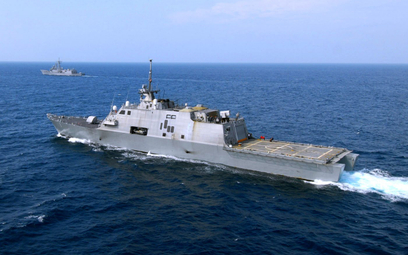 Prototypowy okręt wielozadaniowy klasy LCS USS Freedom (LCS 1) wraz z jednostką bliźniaczą, a także 