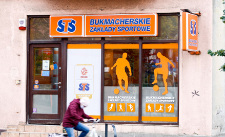 Według śledczych bukmacher powinien zainteresować się, skąd bezrobotny ma duże pieniądze na obstawia
