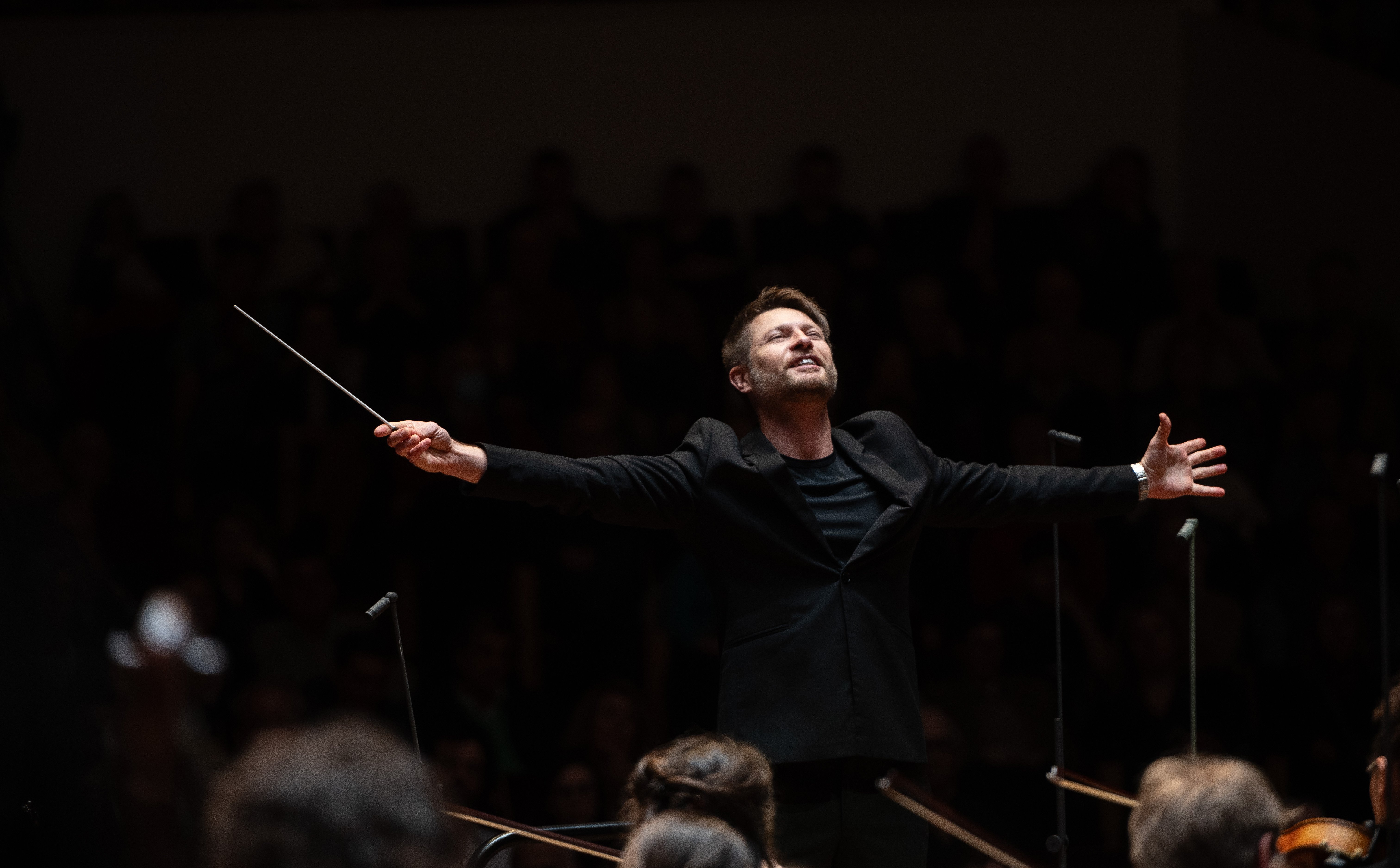 Krzysztof Urbański wraca ze świata do Filharmonii Narodowej