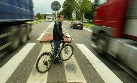 Zasadą jest, że zbliżając się do przejścia dla pieszych, należy zejść z roweru i pokonać je pieszo (