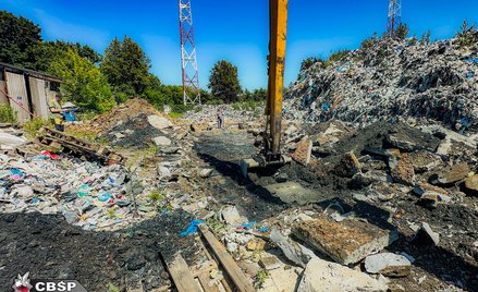 Zatrzymane osoby – według ustaleń śledczych – zajmowały się transportem odpadów na teren nielegalnyc