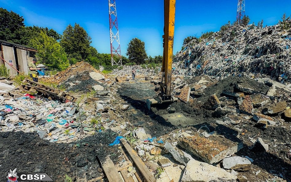 Zatrzymane osoby – według ustaleń śledczych – zajmowały się transportem odpadów na teren nielegalnyc